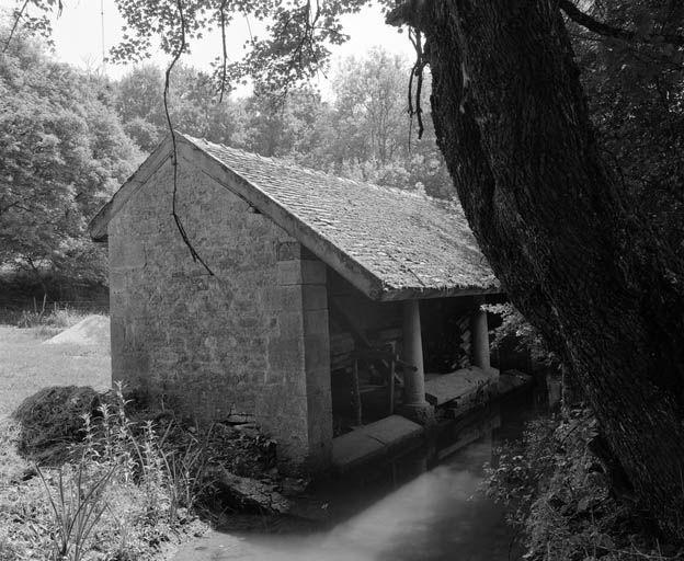 Façade sur ruisseau, vue prise de trois-quarts gauche.