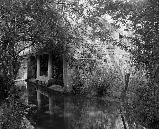 Façade sur ruisseau, vue prise de trois-quarts droit.