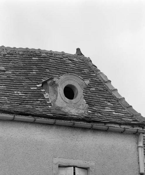 Logis, corps droit, élévation antérieure, détail de la lucarne.