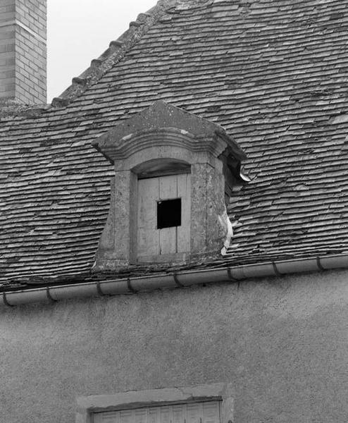 Logis, corps central, élévation antérieure, détail de la lucarne gauche.