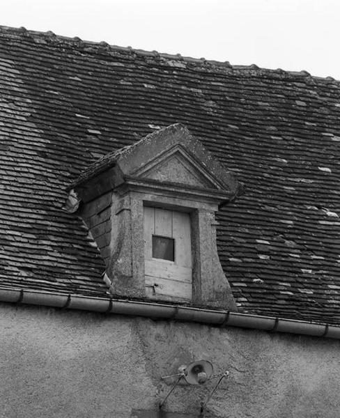 Logis, élévation antérieure, détail de la lucarne axiale.