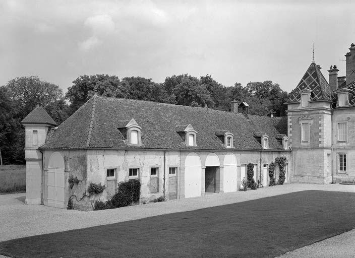 Bâtiment gauche des communs.