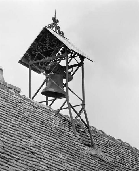 Bâtiment gauche des communs, détail du campanile.