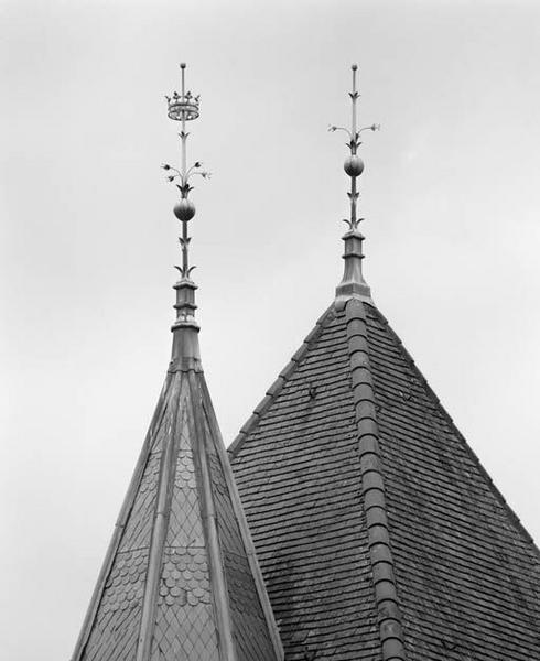 Logis, épis de faîtage de la chapelle et de la tour antérieure droite, détail.