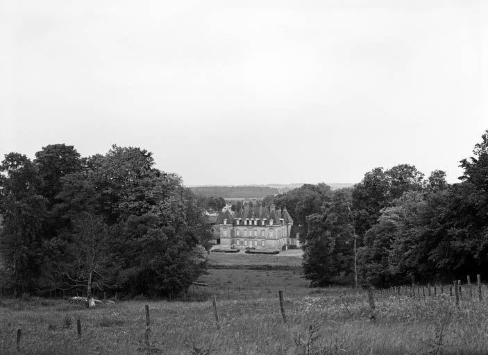 Vue d'ensemble prise du nord, depuis le pavillon de chasse.