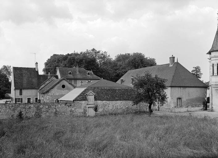 Bâtiment droit des communs et ferme du château, vue prise du nord-est.