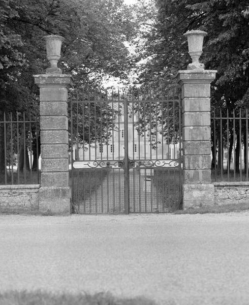 Portail axial, vue prise de la Grande Rue.