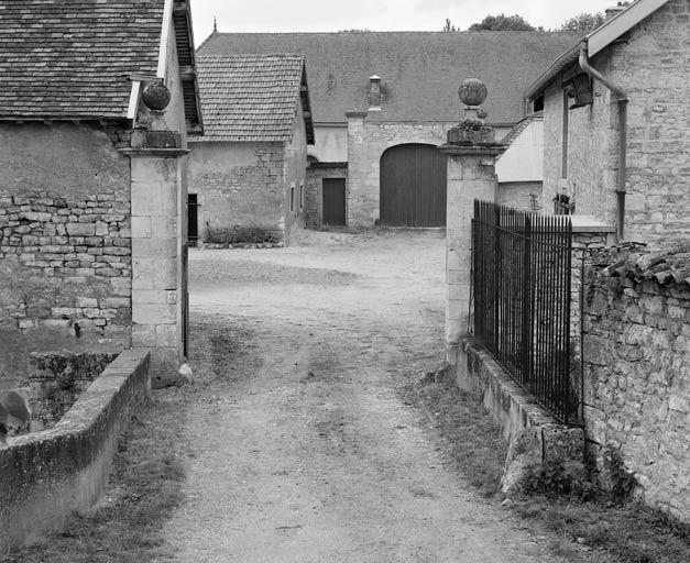 Portail d'accès à la ferme du château.