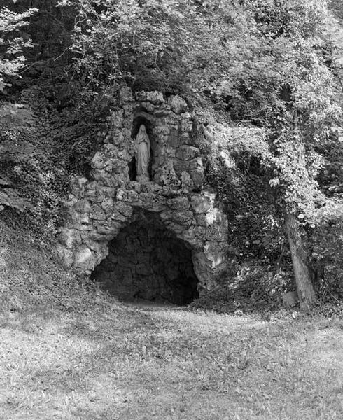 Grotte artificielle, vue d'ensemble.