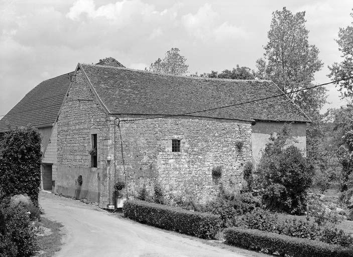 Bâtiment droit, vue prise du chemin d'accès.