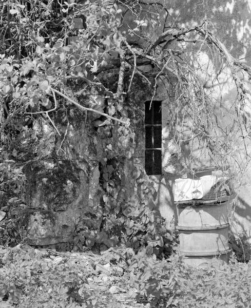 Bâtiment droit, mur-pignon postérieur, archère.