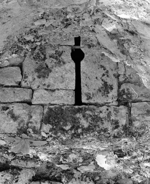 Bâtiment droit, mur gouttereau sud, archère-canonnière.