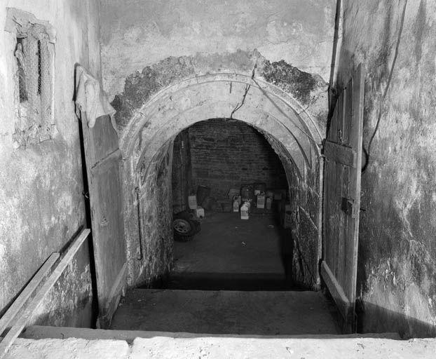 Bâtiment droit, arcade d'accès au sous-sol.