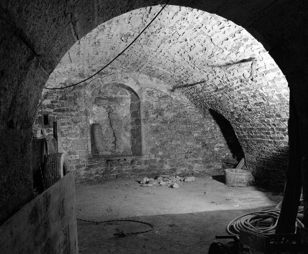 Bâtiment droit, sous-sol, salle droite.