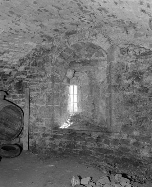 Bâtiment droit, sous-sol, ébrasement intérieur de l'archère du mur-pignon est.