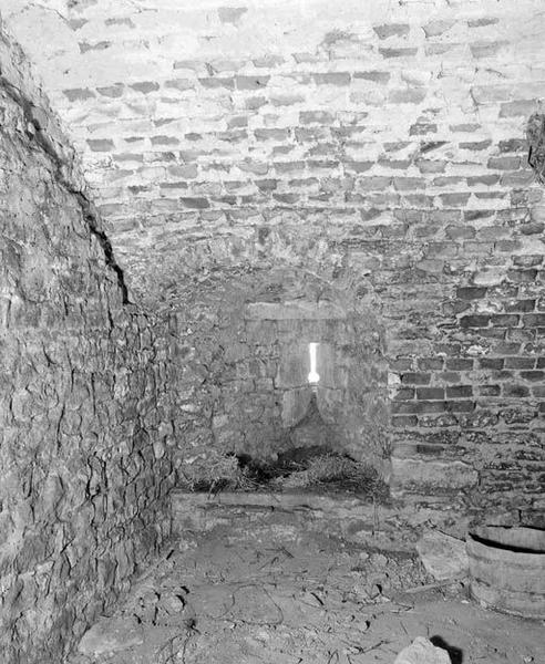 Bâtiment droit, sous-sol, ébrasement intérieur de l'archère-canonnière du mur gouttereau sud.