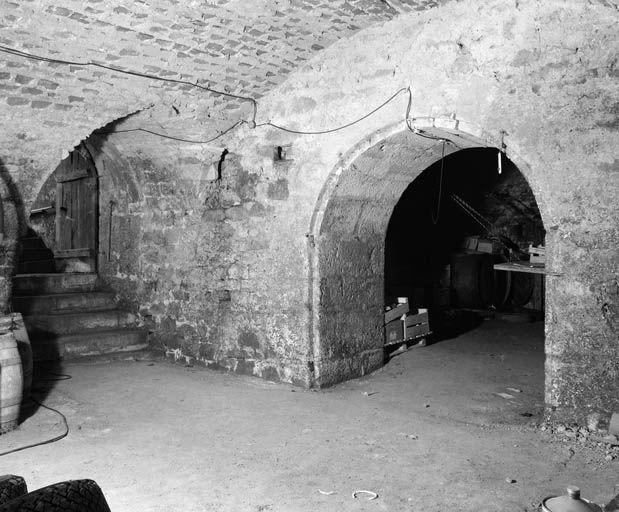 Bâtiment droit, sous-sol, salle gauche.