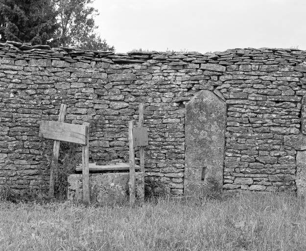 Fontaine, élévation postérieure, et puits