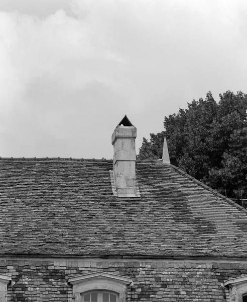 Logis, détail de la souche de cheminée droite datée 1743