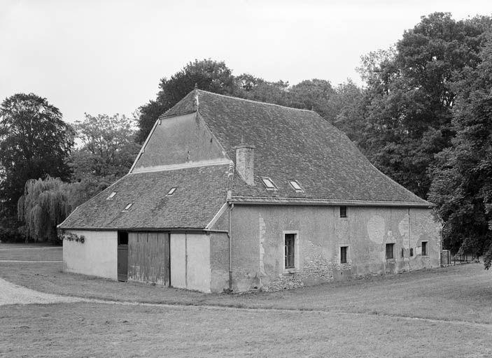 Communs, élévation postérieure et mur droit