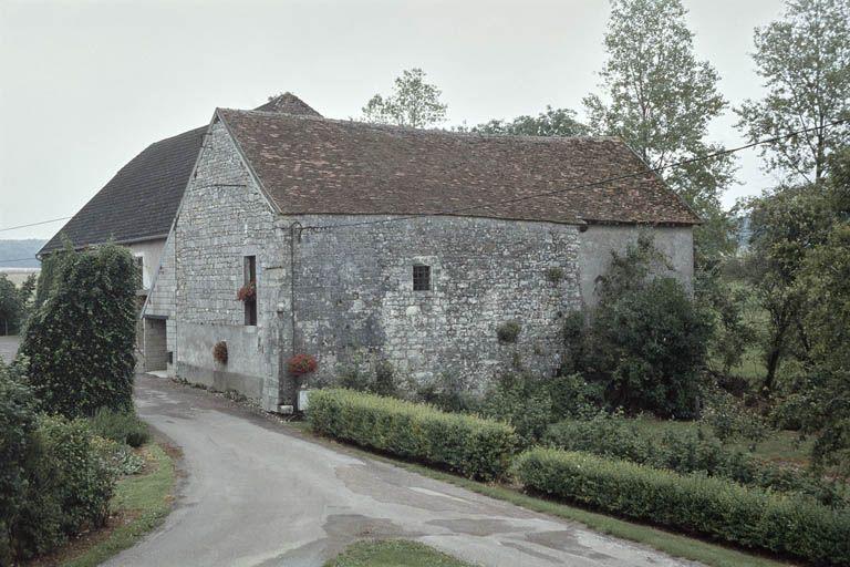 Bâtiment droit, vue prise du chemin d'accès.
