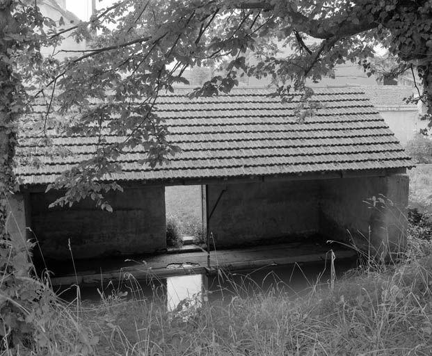 Vue d'ensemble prise du chemin de halage.