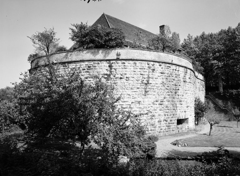 Grosse tour (improprement appelée bastion) des Dames Bernardines, ou boulevard de la Bussière, depuis le fossé