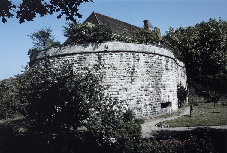 Grosse Tour (improprement appelée bastion) des Dames Bernardines, ou boulevard de la Bussière, depuis le fossé (1989).