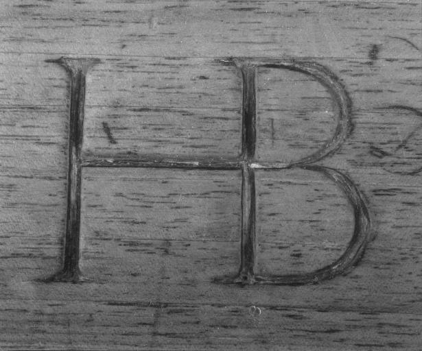 Détail du revers de la traverse supérieure du dossier.