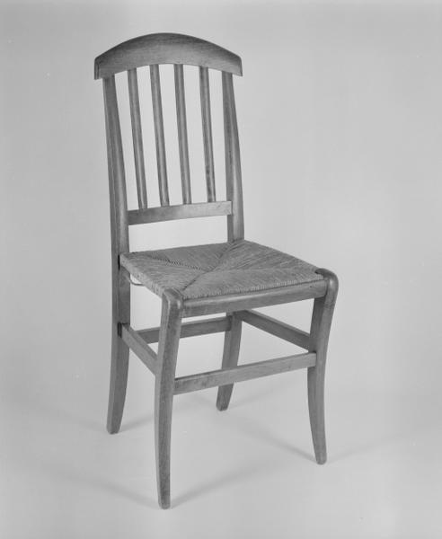 Vue d'ensemble d'une chaise.