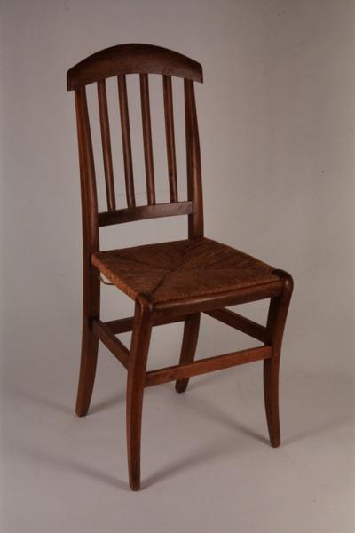 Vue d'ensemble d'une chaise.