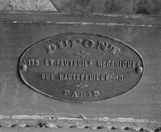 Détail de la marque (revers de la traverse antérieure de ceinture).