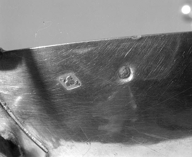 Détail : poinçons.