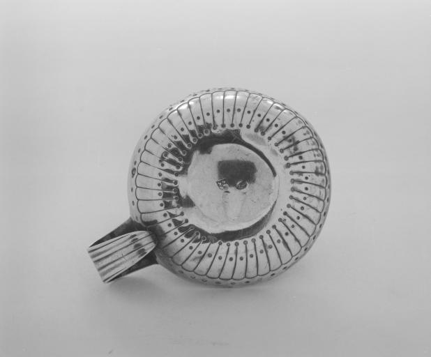 Taste-vin n° 7, vue du dessous