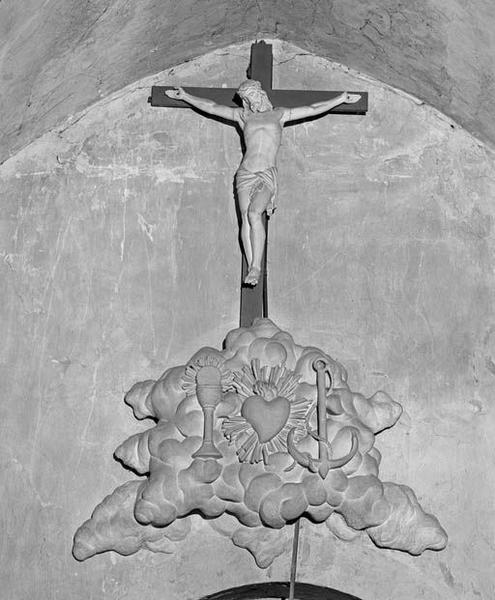 Statue, croix, relief : Christ en croix, symboles des vertus théologales