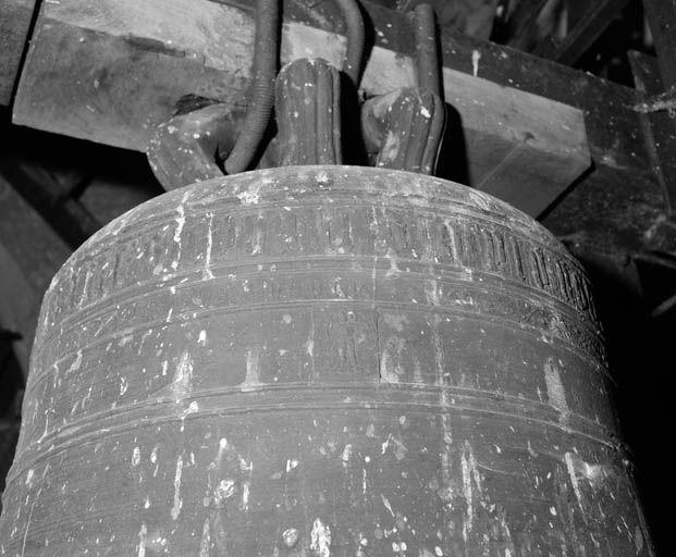 1ère cloche, détail de l'inscription et du relief représentant saint Michel.