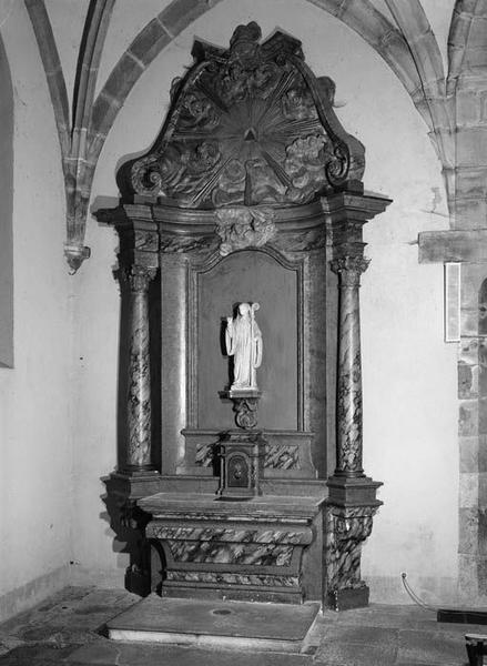 Autel-retable de la chapelle gauche.