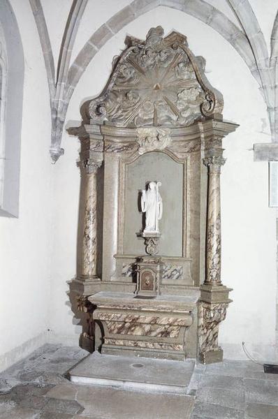 2 autels, 2 retables, 2 tabernacles (autel secondaire, autel tombeau, retable architecturé)