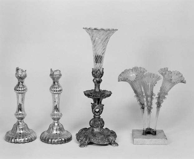 Flambeaux et vases en verre.