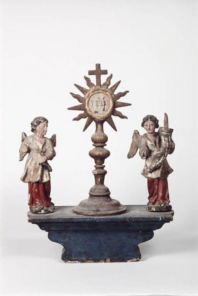 Bâton de procession (figurine) : ostensoir entre deux anges