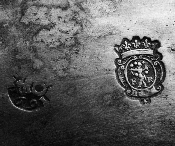 Plat en étain, détail des poinçons.