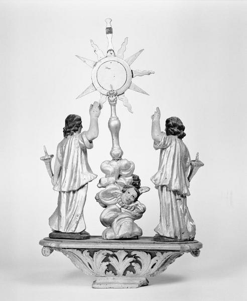 Bâton de procession (statuette) : saint sacrement entre deux anges