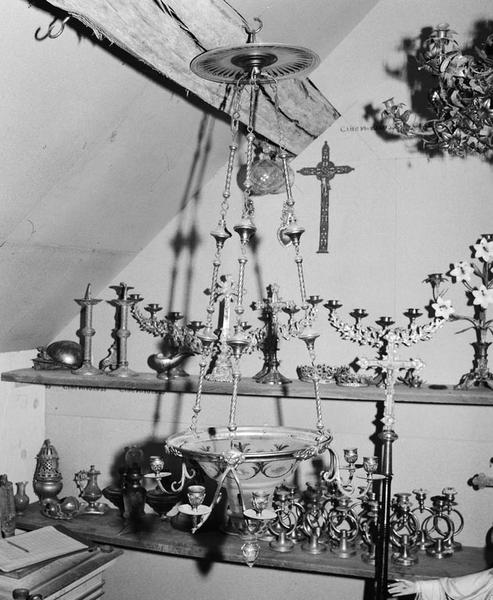 Lustre et objets divers déposés dans le comble.