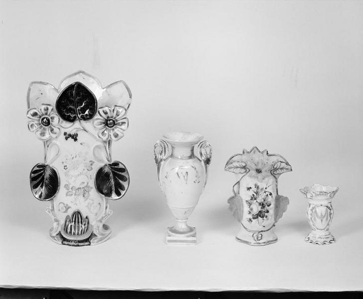 Ensemble de 4 vases.