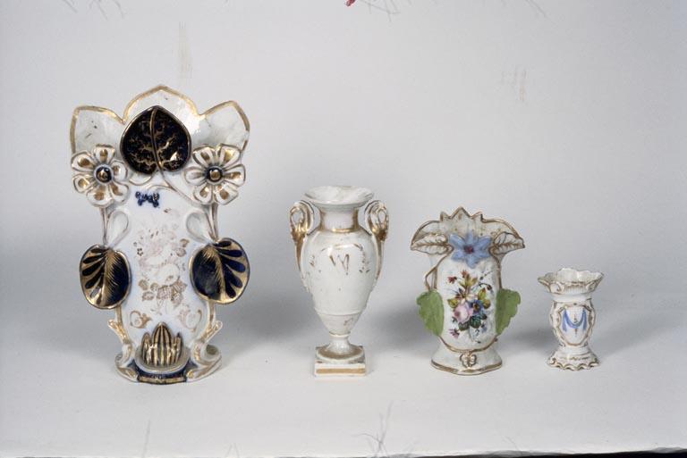 Ensemble de 4 vases.