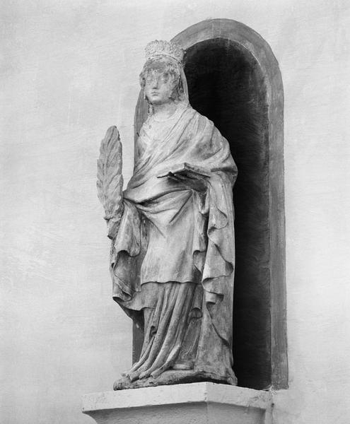 Statue (petite nature) : sainte martyre couronnée