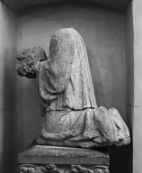 Statue : saint Denis ?