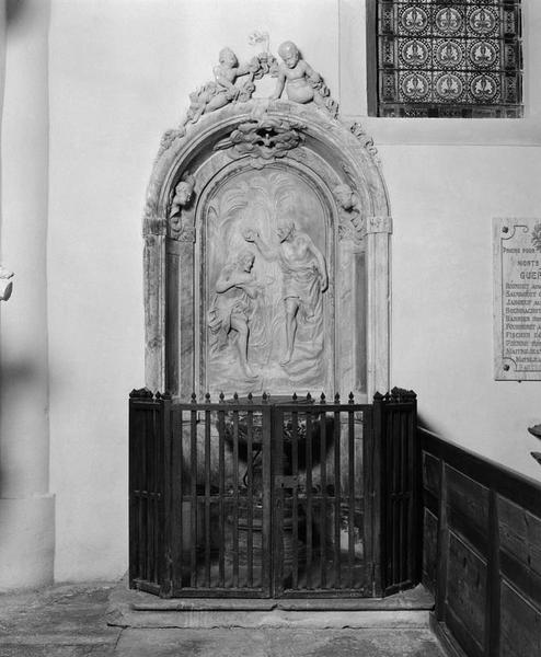 Fonts baptismaux, relief, clôture des fonts baptismaux