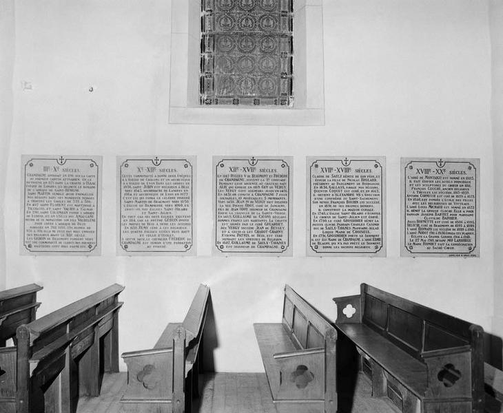 Historique de l'église gravé sur 5 plaques