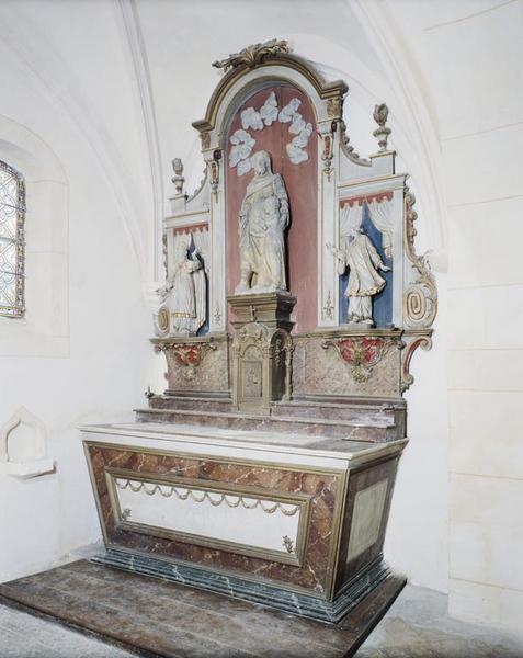 Autel, tabernacle, retable (autel secondaire, autel tombeau, retable à ailes)